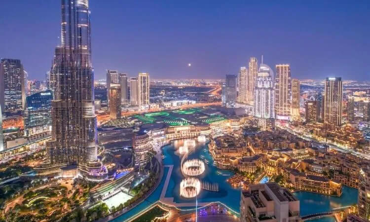 The-Dubai-Fountain-Show-near-Burj-Khalifa
